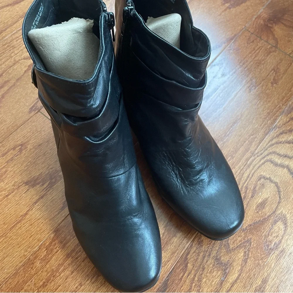 Clark woman 9 1/2 extra white woman boots
